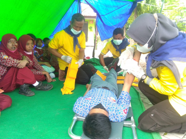 ANTISIPASI: Simulasi penanganan korban bencana di SDN Juwet Kenongo, Porong.