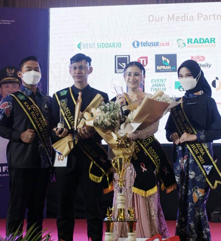 BANGGA: M Alvino Firmansyah (dua dari kiri) dan Inggralies Dikita Prameswari (dua dari kanan) saat berfoto bersama duta anti narkoba.