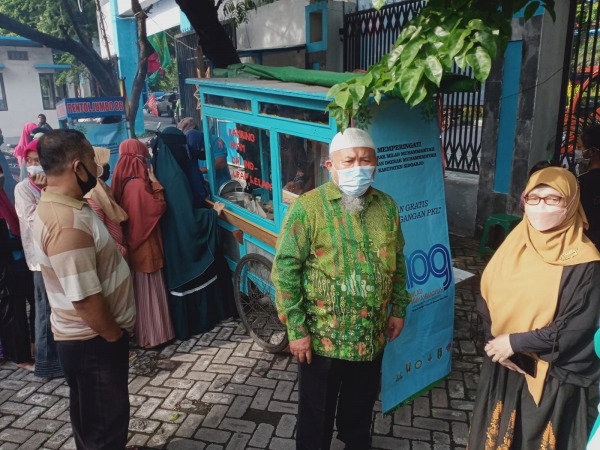 SINERGIS: Ketua Pimpinan Daerah Aisyiyah (PDA) ST Zubaidah Syafi’I, S.Ag (kanan) didampingi Ketua PDM Sidoarjo drh Zainul Muslimin di sela kegiatan sosial bersama PKL.