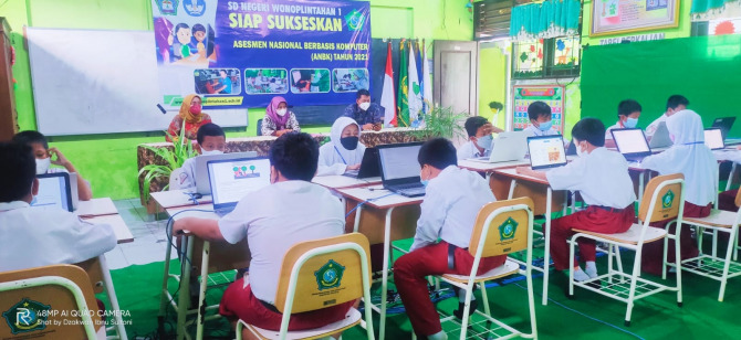 KUALITAS SEKOLAH: Siswa-siswi kelas 5 SD di Sidoarjo serius mengerjakan soal ANBK, kemarin (15/11). (RIZKY PUTRI PRATIMI/RADAR SIDOARJO)
