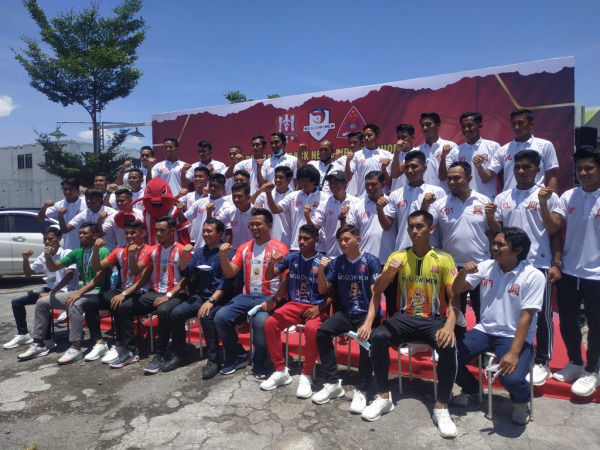OPTIMISTIS: Manajemen Deltras dan tim saat launching jersey.
