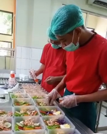 BIKIN LAPAR : Para chef menyiapkan salad sayur menu diet low karbo. 