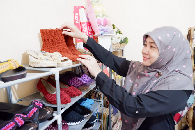 HOBI MENGHASILKAN: Sepatu dan sandal rajut adalah produk andalan kreasi Yuni. (RIZKY PUTRI PRATIMI/RADAR SIDOARJO)