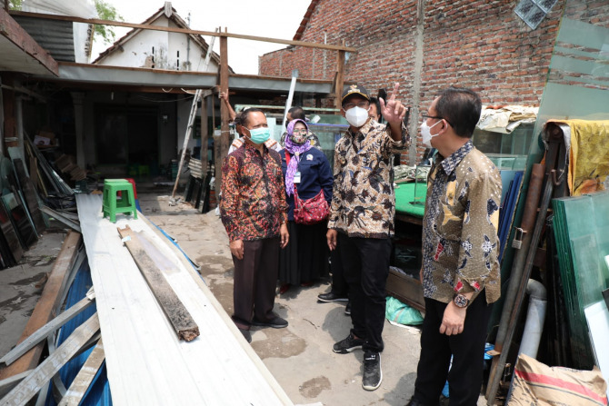 BERI BANTUAN: Bupati Sidoarjo Ahmad Mudhlor dan Forkopimda meninjau bangunan di Kedungkendo Kecamatan Candi yang rusak akibat tersapu angin. 