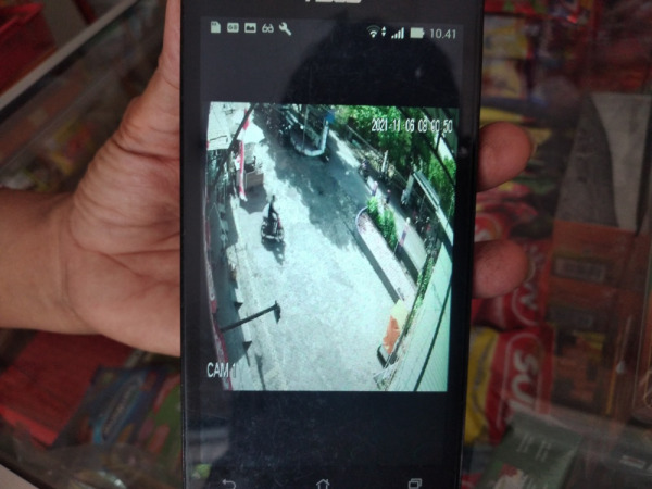 KABUR: Rekaman CCTV pelaku saat mencuri motor. (HENDRIK MUCHLISON/RADAR SIDOARJO)