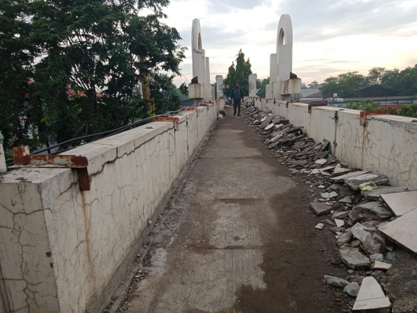 BIAR NYAMAN: Kondisi JPO Bungurasih yang mulai dilepas keramiknya untuk direvitalisasi. (ANNISA FIRDAUSI/RADAR SIDOARJO)