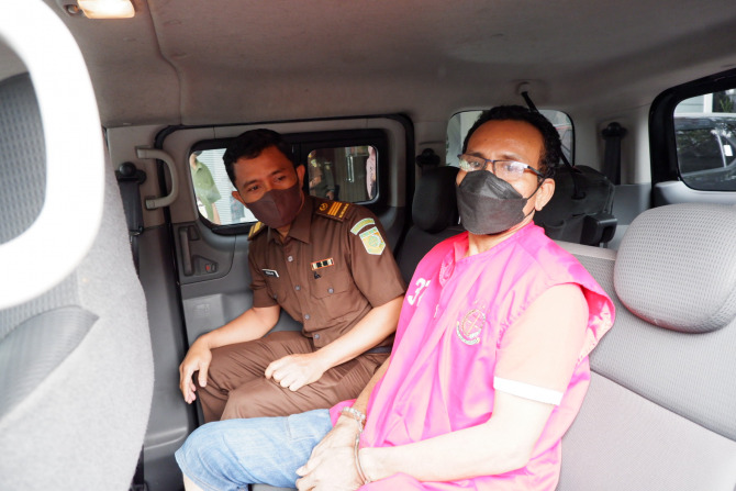 DITAHAN: Mantan Kades Ngaban Irfan Nurido (kanan) usai menjalani pemeriksaan di Kejari Sidoarjo. (RIZKY PUTRI PRATIMI/RADAR SIDOARJO)