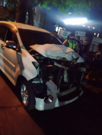 NAHAS: Kondisi mobil Avanza ringsek bagian depan.