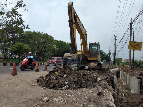 ANTISIPASI: Normalisasi saluran yang dilakukan oleh BBPJN menjelang musim hujan. (HENDRIK MUCHLISON/RADAR SIDOARJO)