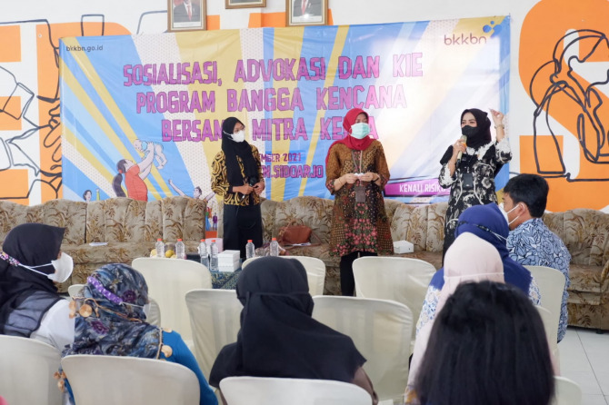 DIDUKUNG: Sosialisasi Program Bangga Kencana di Kecamatan Tanggulangin Kabupaten Sidoarjo, Kamis (18/11). (RIZKY PUTRI PRATIMI/RADAR SIDOARJO)