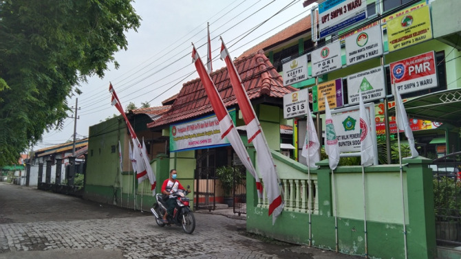 PINDAH BARAT: Gedung SMPN 3 Waru terkena dampak pembangunan Frontage Road. (RIZKY PUTRI PRATIMI/RADAR SIDOARJO)