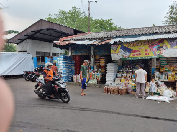 SEPI: Pedagang kebutuhan pokok di pasar tradisional yang menjual minyak goreng dan telur ayam. (HENDRIK MUCHLISON/RADAR SIDOARJO)