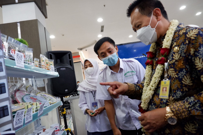AKTUALISASI DIRI: Kepala Dinas Pendidikan dan Kebudayaan Sidoarjo Tirto Adi melihat inovasi aplikasi belanja online karya siswa SMK. (RIZKY PUTRI PRATIMI/RADAR SIDOARJO)