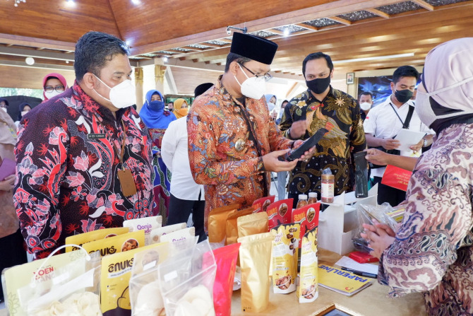 DIDUKUNG: Bupati Sidoarjo Ahmad Mudhlor berdialog dengan sejumlah perwakilan usaha mikro peserta pameran virtual. (RIZKY PUTRI PRATIMI/RADAR SIDOARJO)