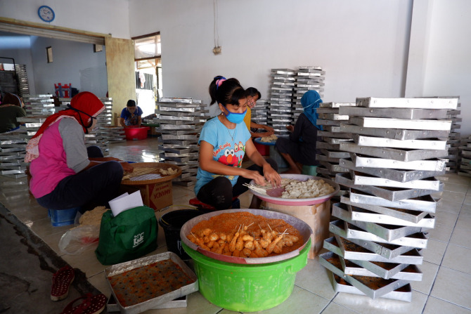 DIBERDAYAKAN: Usaha yang digawangi emak-emak di Sidoarjo diharapkan semakin menggeliat dengan adanya KURMA. (RIZKY PUTRI PRATIMI/RADAR SIDOARJO)
