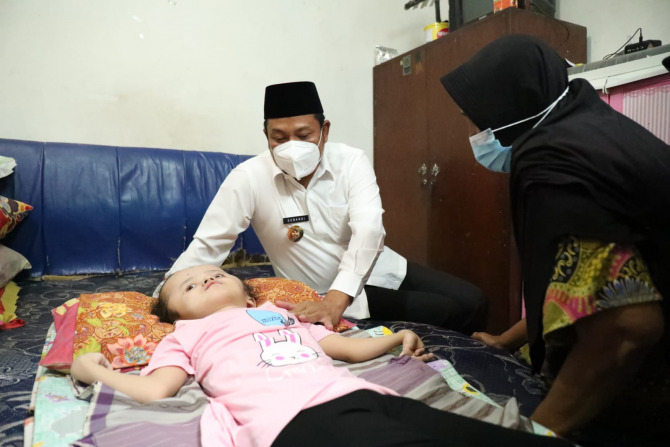 PEDULI: Wabup Sidoarjo Subandi melihat kondisi Rasya. (RIZKY PUTRI PRATIMI/RADAR SIDOARJO)