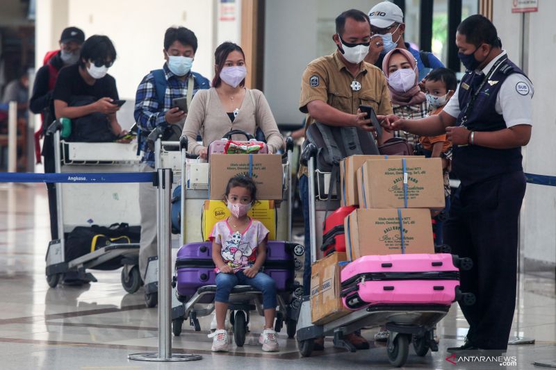 CEK DULU: Aktivitas Bandara Internasional Juanda Surabaya di Sidoarjo pada Sabtu malam (4/12) hingga pukul 20.00 masih terpantau normal. Tidak ada pengaruh letusan Gunung Semeru. (ANTARAFOTO)