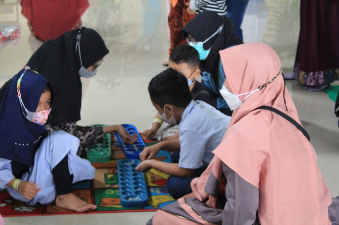 CERIA: Sejumlah siswa-siswi PG dan TK mengikuti perlombaan dan aneka permainan tradisional di SD Muhammadiyah 3 Ikrom Wage.