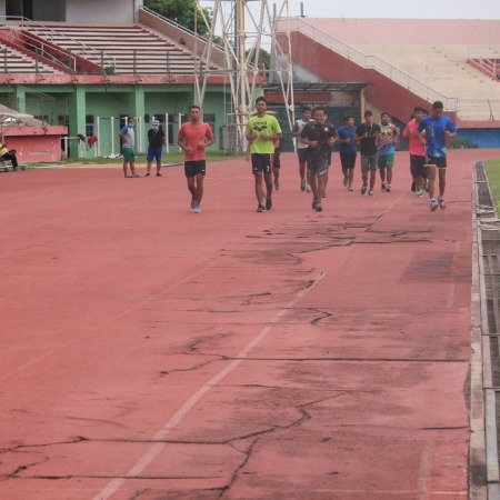 KENA REFOCUSING: Kondisi lintasan lari di GOR Sidoarjo belum bisa diperbaiki. (HENDRIK MUCHLISON/RADAR SIDOARJO)