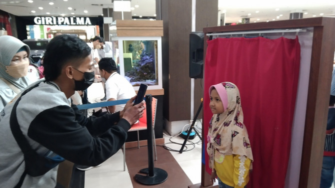 KESEMPATAN: Warga memanfaatkan layanan cetak kartu identitas anak (KIA) di mal Sidoarjo. (RIZKY PUTRI PRATIMI/RADAR SIDOARJO)