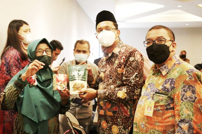 BERKUALITAS: Bupati Sidoarjo Ahmad Muhdlor Ali memperkenalkan produk UMKM Sidoarjo.