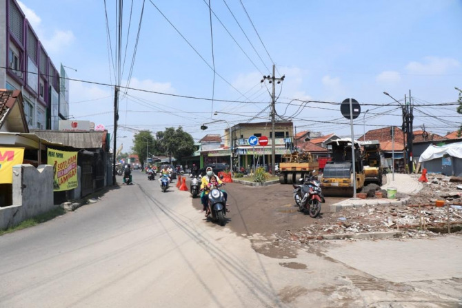 DIPANTAU BUPATI: Masyarakat pengguna jalan di Pasar Suko semakin nyaman.