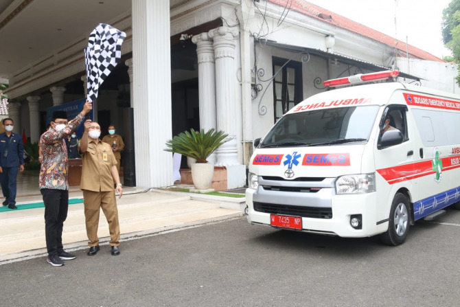 SIMBOLIS: Bupati Sidoarjo Ahmad Muhdlor Ali bersama Direktur RSUD Sidoarjo Atok Irawan memberangkatkan tenaga kesehatan RSUD Sidoarjo ke Lumajang, Senin (6/12). (RIZKY PUTRI PRATIMI/RADAR SIDOARJO)