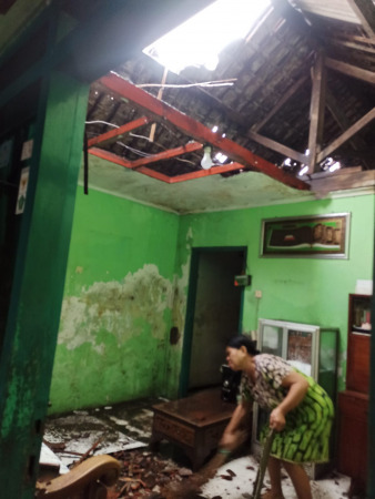 ATAP BERJATUHAN: Salah satu rumah warga yang terdampak angin kencang.