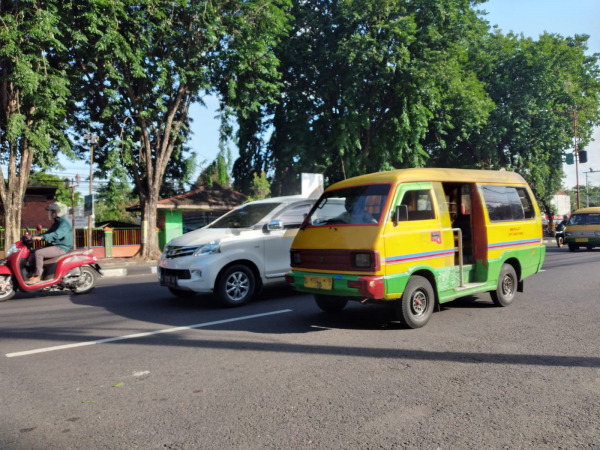 KERJASAMA: Angkot yang melintas di Sidoarjo. (HENDRIK MUCHLISON/RADAR SIDOARJO)