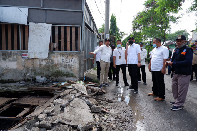 MERUGIKAN : Bangli yang ada di atas saluran Sungai Buntung di Desa Tambakrejo. (RIZKY PUTRI PRATIMI/RADAR SIDOARJO)