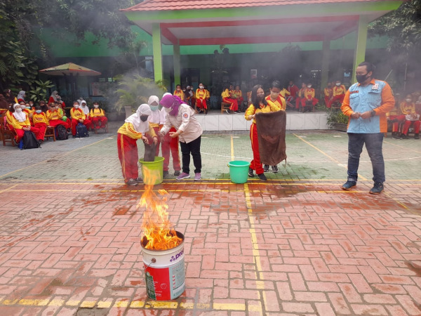 ANTUSIAS: Siswa SDN Kedungturi saat mengikuti pelatihan evakuasi mandiri bencana gempa.