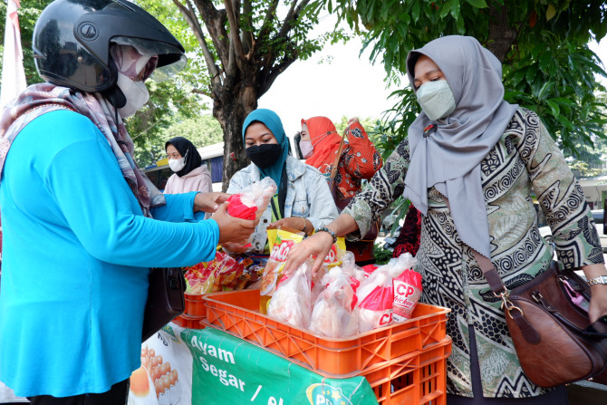 KESEMPATAN: Warga memborong bahan pokok yang dijual murah oleh Disperindag, Selasa (28/12). (RIZKY PUTRI PRATIMI/RADAR SIDOARJO)