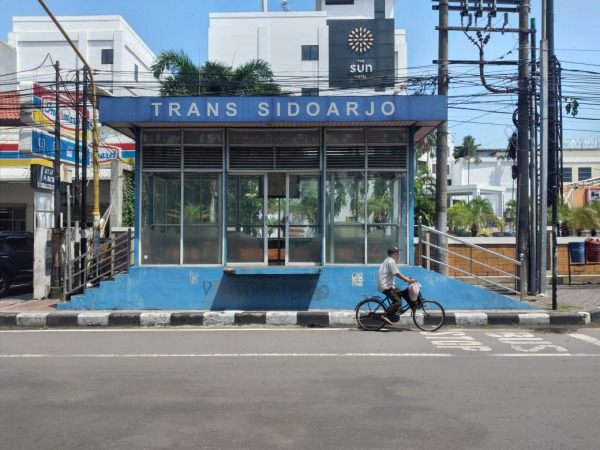 BAKAL RAMAI LAGI: Halte bus trans Sidoarjo yang sudah lama tidak digunakan. (HENDRIK MUCHLISON/RADAR SIDOARJO)