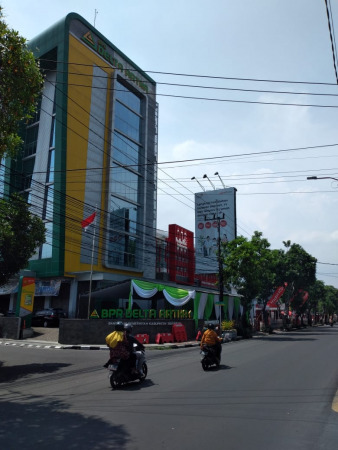 SIMPAN PINJAM: Kantor BPR Delta Artha di Jalan Ahmad Yani Sidoarjo. (HENDRIK MUCHLISON/RADAR SIDOARJO)