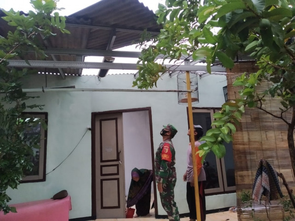RUSAK: Atap rumah warga Desa Pademonegoro Kecamatan Sukodono hancur tersapu angin kencang. 