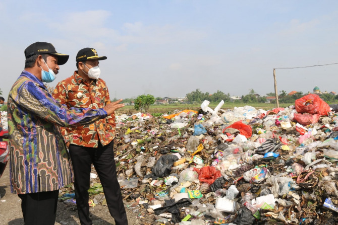 DIPILAH: Sampah menumpuk di TPST Sugihwaras sejak tiga bulan lalu. (RIZKY PUTRI PRATIMI/RADAR SIDOARJO)