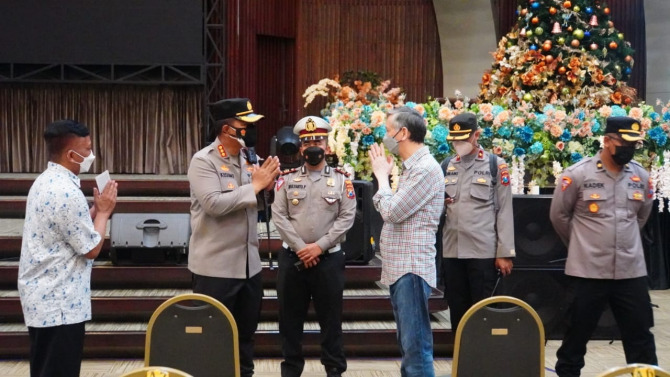 STERILISASI: Kapolresta Sidoarjo Kombes Pol Kusumo Wahyu Bintoro mengecek kesiapan gereja di Sidoarjo, Senin (20/12). 