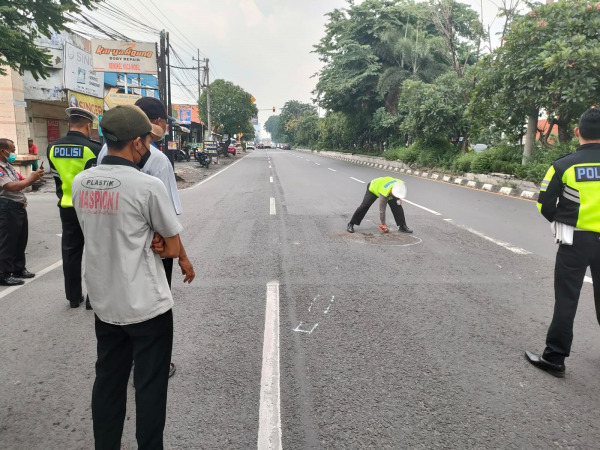 TRAGIS: Polisi olah TKP laka maut di Jalan Raya Waru. Kondisi korban tewas usai terlindas truk, Senin (20/12). 
