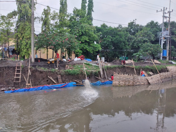HENDRIK MUCHLISON/RADAR SIDOARJO DIKEBUT: Pengerjaan perbaikan plengsengan di Sungai Pucang.