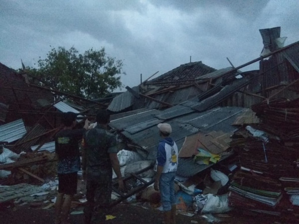 RUSAK: Kondisi bangunan yang ambruk usai diterjang angin kencang.