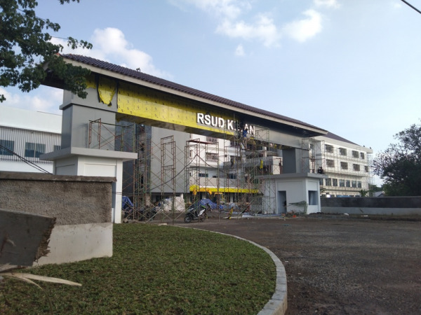 SEGERA RAMPUNG: Pekerja sedang merapikan gerbang pintu utama masuk RSUD Krian. (RIZKY PUTRI PRATIMI/RADAR SIDOARJO)