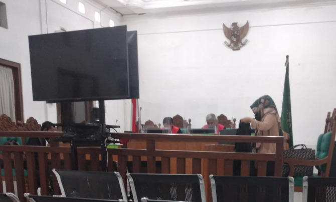 BIAR MENYESAL: Persidangan dengan terdakwa Mat Soleh di Pengadilan Negeri Sidoarjo. (HENDRIK MUCHLISON/RADAR SIDOARJO)