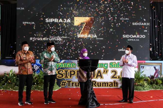 INOVATIF: Inovasi pelayanan publik milik Sidoarjo diapresiasi Gubernur Jawa Timur Khofifah Indar Parawansa (dua dari kanan). (RIZKY PUTRI PRATIMI/RADAR SIDOARJO)