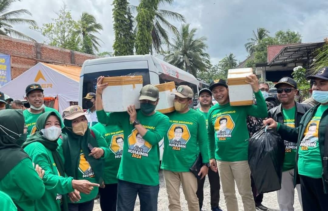 PEDULI: Ketua DPC PKB Sidoarjo Subandi (tiga dari kanan) bersama Ketua dan anggota Fraksi PKB Sidoarjo langsung menyerahkan bantuan ke Lumajang beberapa waktu lalu.