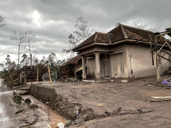 SEDIH: Pemandangan memilukan, banyak bangunan terendam lumpur yang keluar saat Gunung Semere erupsi pada Sabtu (4/12).  (SATGAS BENCANA IDAI)
