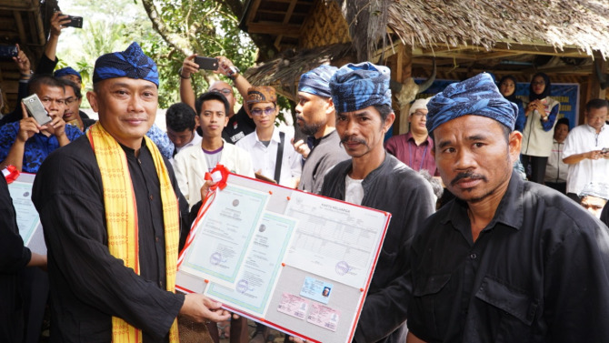 JEMPUT BOLA: Masyarakat Baduy Kabupaten Lebak, Banten menerima dokumen kependudukan. (ARA)