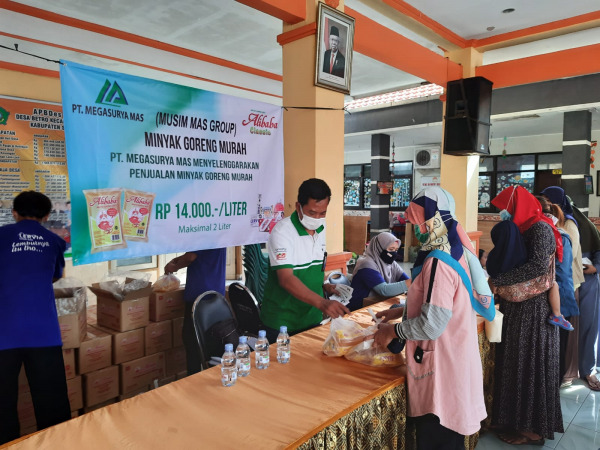 MURAH: Kegiatan operasi pasar PT Megasurya Mas di Kelurahan Betro, Kecamatan Sedati.