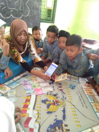 KOMBINASI: Sejumlah siswa memainkan permainan inovasi Farida Hanum.