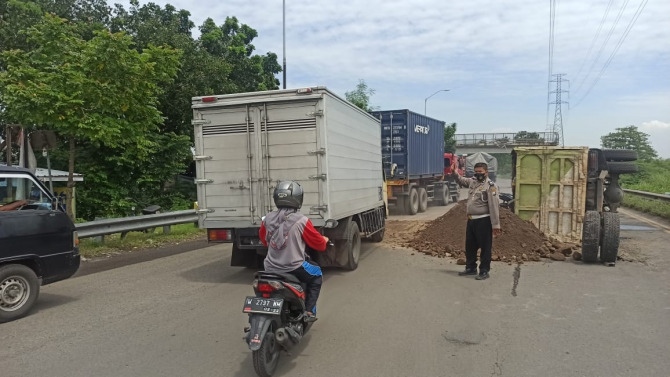 SEMPAT MACET: Proses evakuasi truk yang terguling.