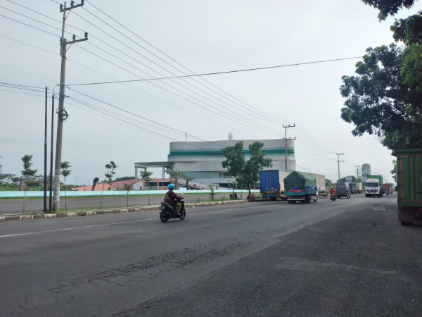 BELUM DILANJUTKAN: Pelebaran jalan di Lingkar Timur hingga saat ini masih terhenti. (HENDRIK MUHCLISON/RADAR SIDOARJO)